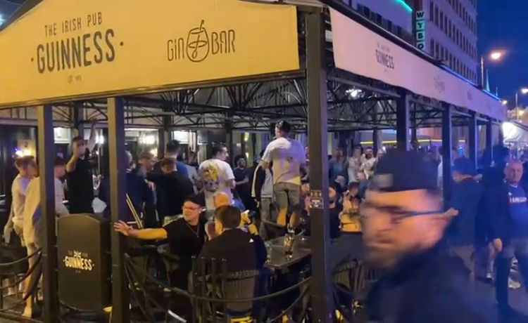 Ambiente de los aficionados del Chelsea por el centro de Breslavia Ambiente de los aficionados del Chelsea por el centro de Breslavia