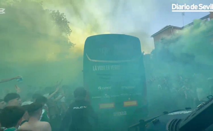 El cálido recimiento de los aficionados a los jugadores del Real Betis El cálido recimiento de los aficionados a los jugadores del Real Betis