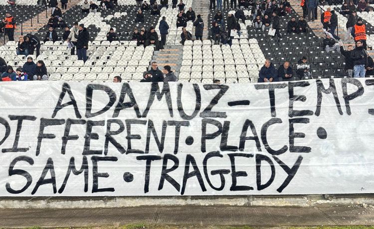 Los aficionados del PAOK rinden homenaje a las víctimas de Adamuz antes de medirse al Betis Los aficionados del PAOK rinden homenaje a las víctimas de Adamuz antes de medirse al Betis