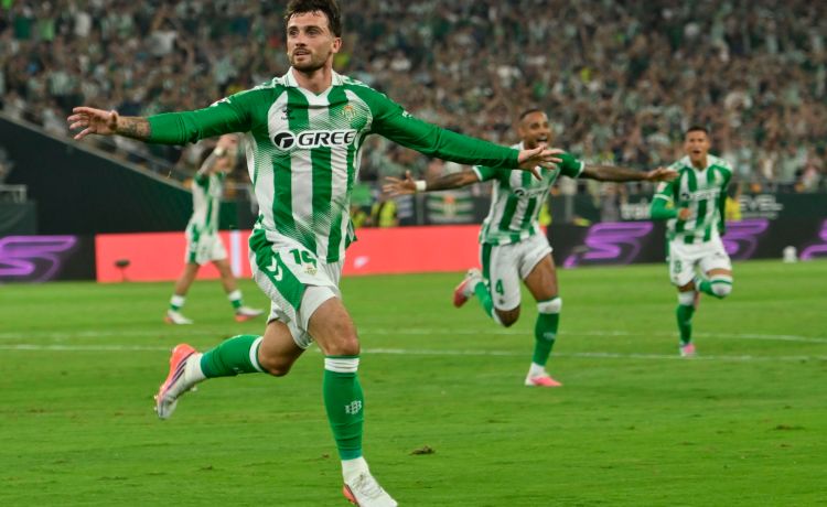 El Lille-Betis se juega en el área: Ueda contra Parrott El Lille-Betis se juega en el área: Ueda contra Parrott