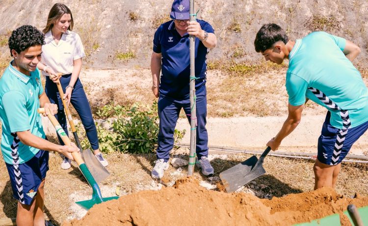 El Betis y su interesante iniciativa en la CD Rafael Gordillo junto a Forever Green El Betis y su interesante iniciativa en la CD Rafael Gordillo junto a Forever Green