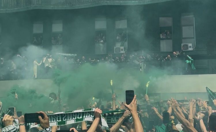 Los jugadores del Betis, desatados: Así ha sido el gran recibimiento de la afición Los jugadores del Betis, desatados: Así ha sido el gran recibimiento de la afición