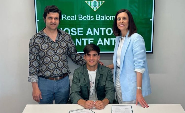 El Betis renueva a Morante, una de las mayores joyas de su cantera, por tres años El Betis renueva a Morante, una de las mayores joyas de su cantera, por tres años