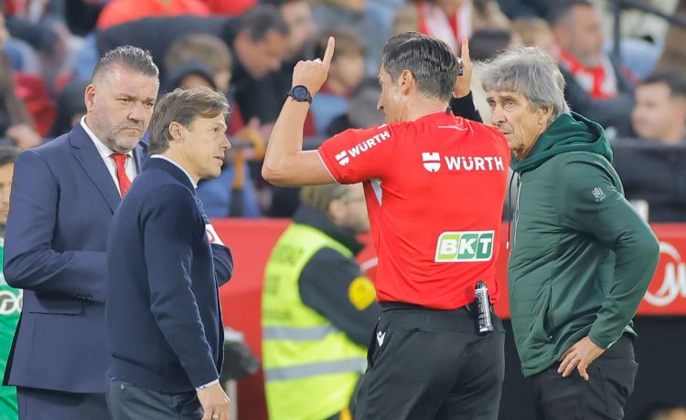Conoce la sanción al Sevilla Fútbol Club por el lanzamiento de objetos en el derbi Conoce la sanción al Sevilla Fútbol Club por el lanzamiento de objetos en el derbi