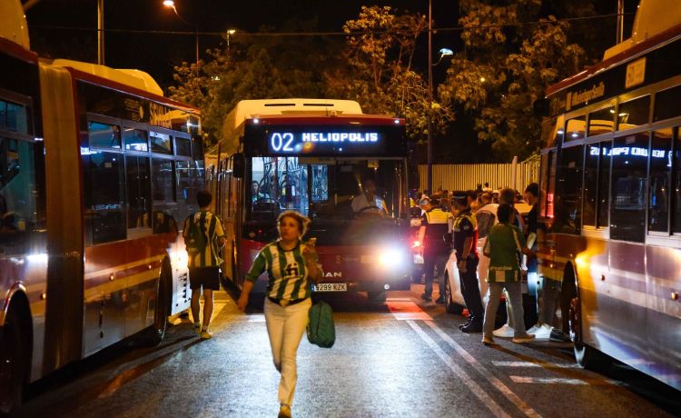 Luces y sombras del plan para la afición del Betis en la Cartuja: fluidez y caos a medias en el primer día del exilio Luces y sombras del plan para la afición del Betis en la Cartuja: fluidez y caos a medias en el primer día del exilio