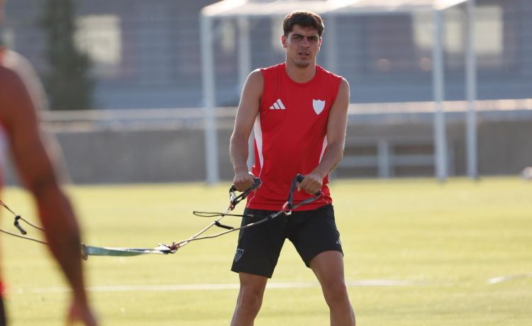 Juanlu hace honor a Antonio Puerta y saca a relucir el verdadero espíritu del derbi Juanlu hace honor a Antonio Puerta y saca a relucir el verdadero espíritu del derbi