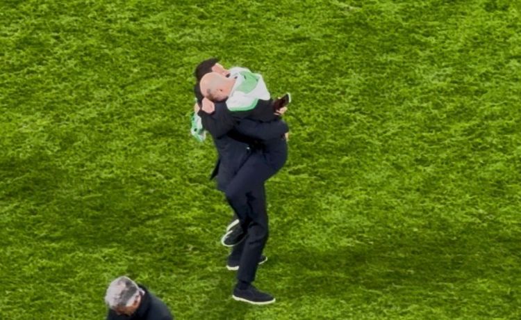 ¡Puro beticismo! El abrazo de Joaquín y Manu Fajardo celebrando la victoria del Betis ¡Puro beticismo! El abrazo de Joaquín y Manu Fajardo celebrando la victoria del Betis