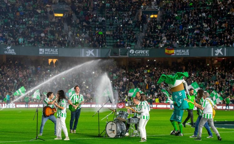La Electric Band de Iberdrola pone la banda sonora al ‘Partido por la Sostenibilidad’ entre el Betis y la Real La Electric Band de Iberdrola pone la banda sonora al ‘Partido por la Sostenibilidad’ entre el Betis y la Real
