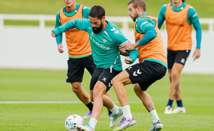 Así fue el entrenamiento del Betis en Inglaterra este viernes Así fue el entrenamiento del Betis en Inglaterra este viernes