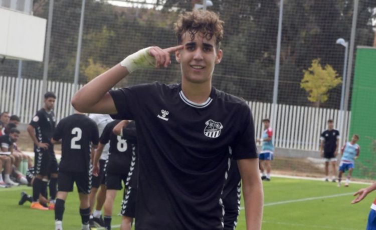 Juanma Reyes, una de las perlas goleadoras de la cantera, al Betis C con el ojo en el filial Juanma Reyes, una de las perlas goleadoras de la cantera, al Betis C con el ojo en el filial