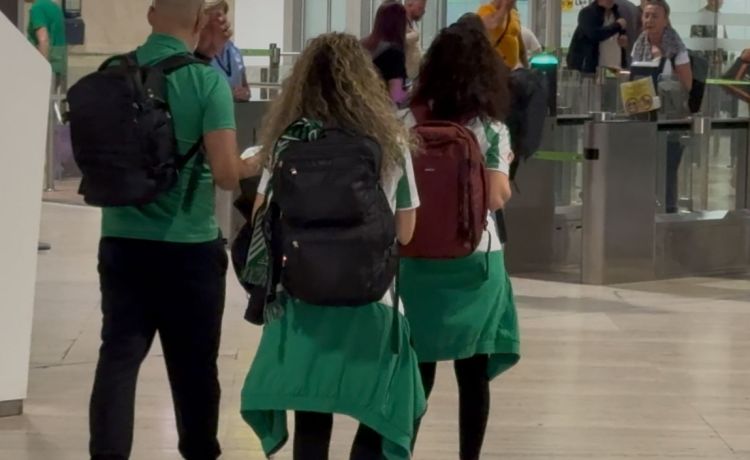Desesperación en el aeropuerto de Málaga: “Es una locura, hay muchos béticos sin poder volar” Desesperación en el aeropuerto de Málaga: “Es una locura, hay muchos béticos sin poder volar”