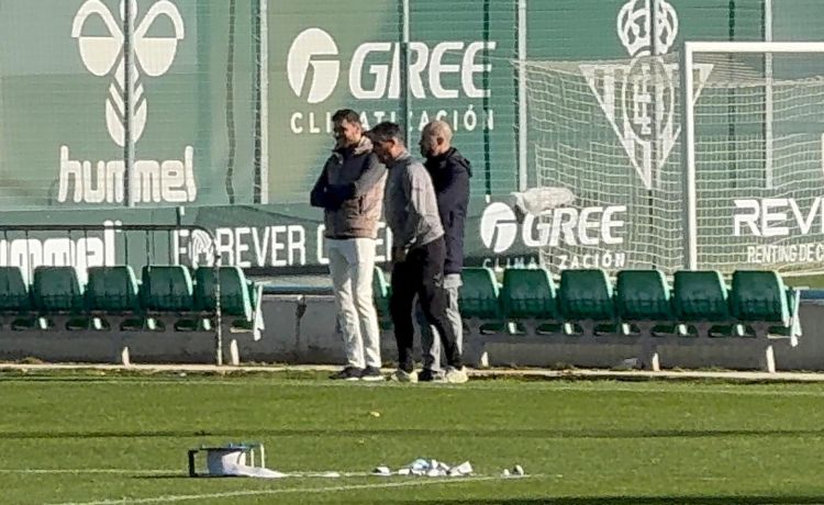 Joaquín Sánchez y Manu Fajardo, presentes en el entrenamiento del Betis en pleno mercado Joaquín Sánchez y Manu Fajardo, presentes en el entrenamiento del Betis en pleno mercado