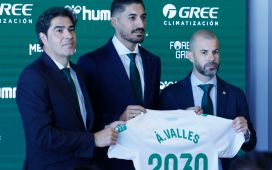 El Betis vive un junio muy distinto al de hace un año: menos movimientos y más espera El Betis vive un junio muy distinto al de hace un año: menos movimientos y más espera