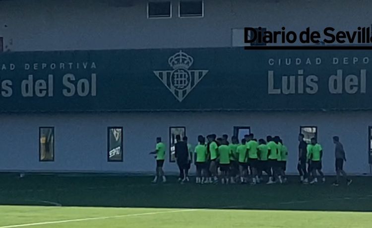 El pasillo a Marc Roca en su vuelta a los entrenamientos con el Betis El pasillo a Marc Roca en su vuelta a los entrenamientos con el Betis