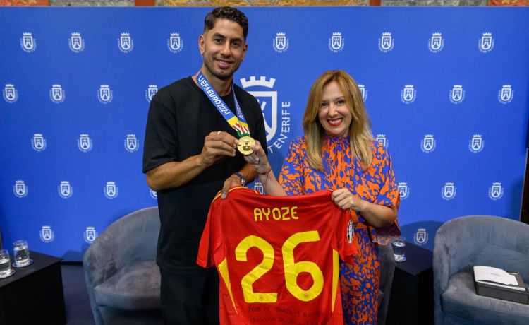 El reconocimiento a Ayoze en Tenerife por ganar la Eurocopa El reconocimiento a Ayoze en Tenerife por ganar la Eurocopa