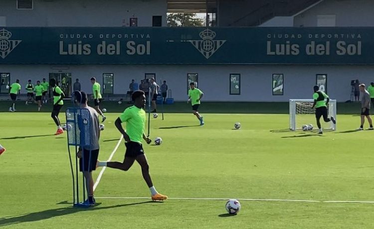 Novedad sorprendente en el entrenamiento del Betis para sustituir a Bartra Novedad sorprendente en el entrenamiento del Betis para sustituir a Bartra