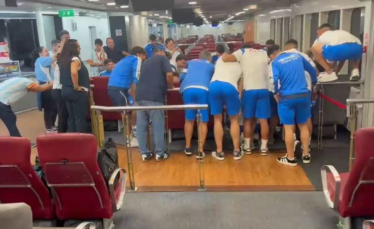 Vídeo: la fiesta en el barco de la Lebrijana, posible rival de Betis y Sevilla en la Copa del Rey Vídeo: la fiesta en el barco de la Lebrijana, posible rival de Betis y Sevilla en la Copa del Rey
