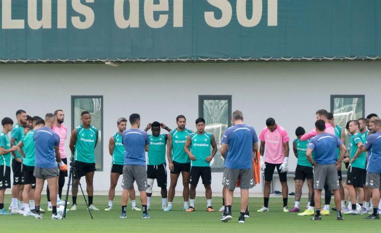 Elche-Betis: Se abre el telón sin el mago Elche-Betis: Se abre el telón sin el mago