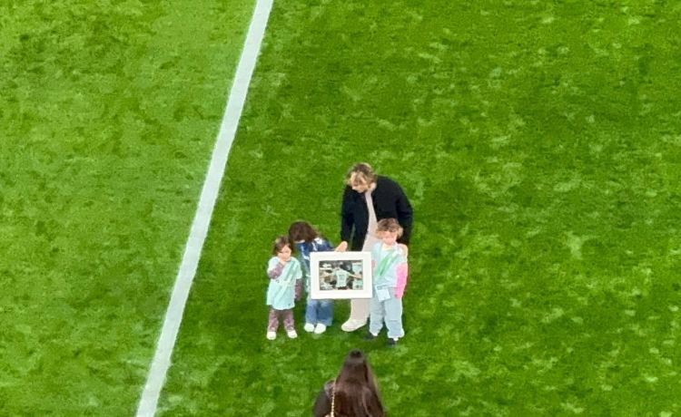 La atronadora ovación de la afición del Betis a Sergio Canales La atronadora ovación de la afición del Betis a Sergio Canales