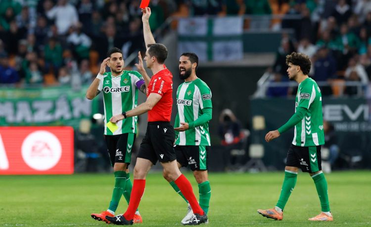 Antony confía en el recurso del Betis para jugar el derbi: «No tenía intención de golpear» Antony confía en el recurso del Betis para jugar el derbi: «No tenía intención de golpear»