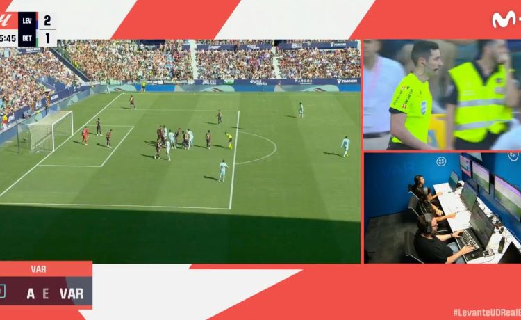 El polémico gol anulado al Betis ante el Levante: el árbitro cambió su decisión El polémico gol anulado al Betis ante el Levante: el árbitro cambió su decisión