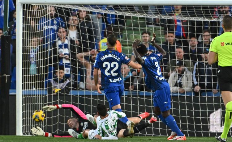 David Soria echa en cara las pérdidas de tiempo del Betis en el descuento, «lo contrario que pregona Pellegrini» David Soria echa en cara las pérdidas de tiempo del Betis en el descuento, «lo contrario que pregona Pellegrini»