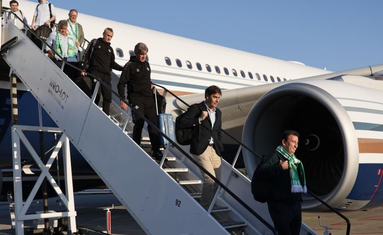 El Betis es recibido con ánimos de sus aficionados en el hotel de Breslavia El Betis es recibido con ánimos de sus aficionados en el hotel de Breslavia