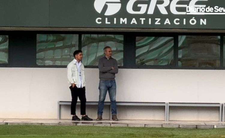 Una visita sorpresa en el entrenamiento del Betis Una visita sorpresa en el entrenamiento del Betis