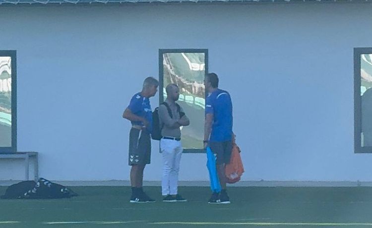 Cumbre en pleno mercado y una cara nueva en el primer entrenamiento del Betis en Sevilla Cumbre en pleno mercado y una cara nueva en el primer entrenamiento del Betis en Sevilla
