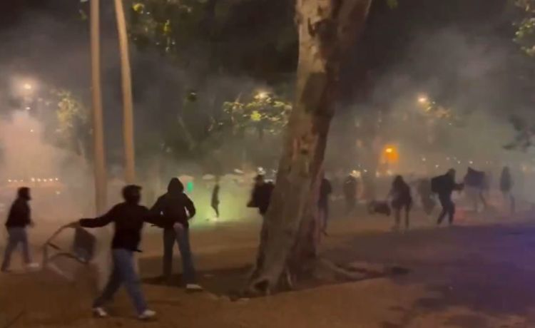 Batalla campal antes del Betis – Fiorentina en la Alameda de Hércules en Sevilla Batalla campal antes del Betis – Fiorentina en la Alameda de Hércules en Sevilla