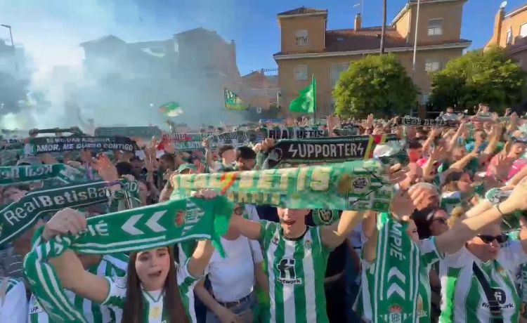 La afición del Betis canta el himno a las puertas del hotel La afición del Betis canta el himno a las puertas del hotel