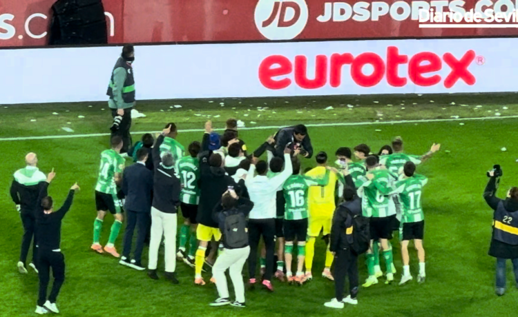 La fiesta de los jugadores del Betis tras la victoria en el derbi: ¡Abde sacó un altavoz! La fiesta de los jugadores del Betis tras la victoria en el derbi: ¡Abde sacó un altavoz!