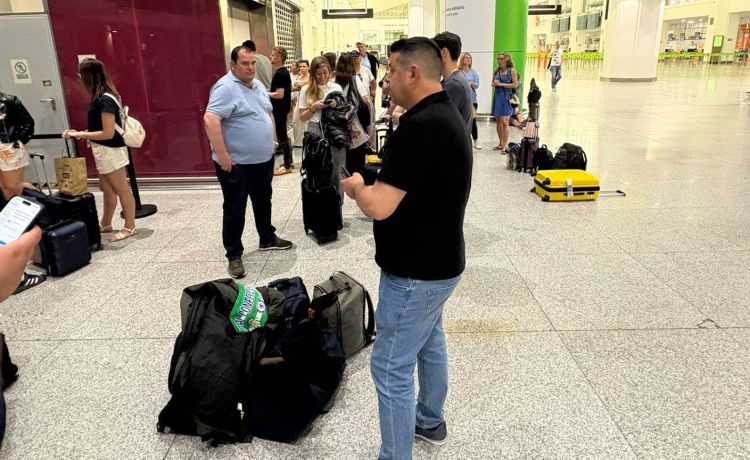 Dejan tirados a varios béticos en el aeropuerto de Málaga que iban a la final del Betis ante el Chelsea Dejan tirados a varios béticos en el aeropuerto de Málaga que iban a la final del Betis ante el Chelsea