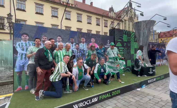Los béticos inundan la fan zone ante la final de la Conference frente al Chelsea Los béticos inundan la fan zone ante la final de la Conference frente al Chelsea