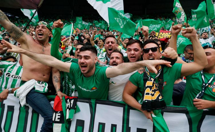 Búscate en las gradas del Betis en la final de la UEFA Conference League Búscate en las gradas del Betis en la final de la UEFA Conference League