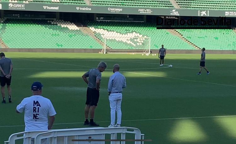 La charla de Manu Fajardo y Manuel Pellegrini en el entrenamiento La charla de Manu Fajardo y Manuel Pellegrini en el entrenamiento