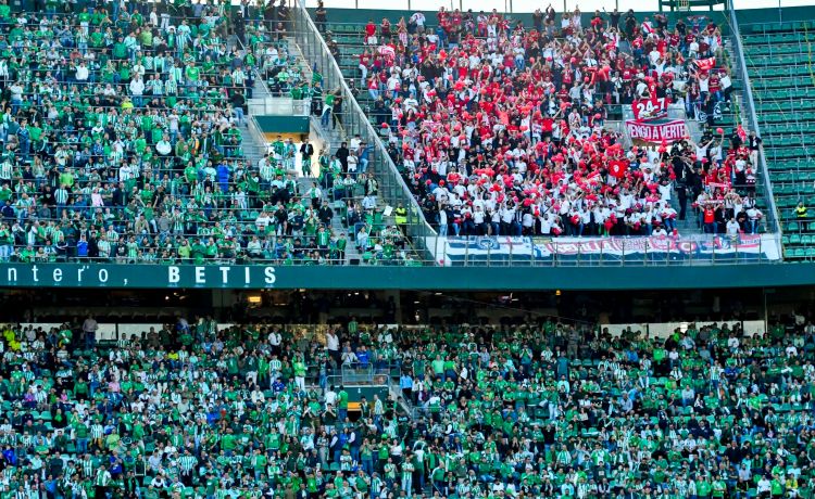 LaLiga denuncia catorce cánticos insultantes en el derbi Betis-Sevilla LaLiga denuncia catorce cánticos insultantes en el derbi Betis-Sevilla