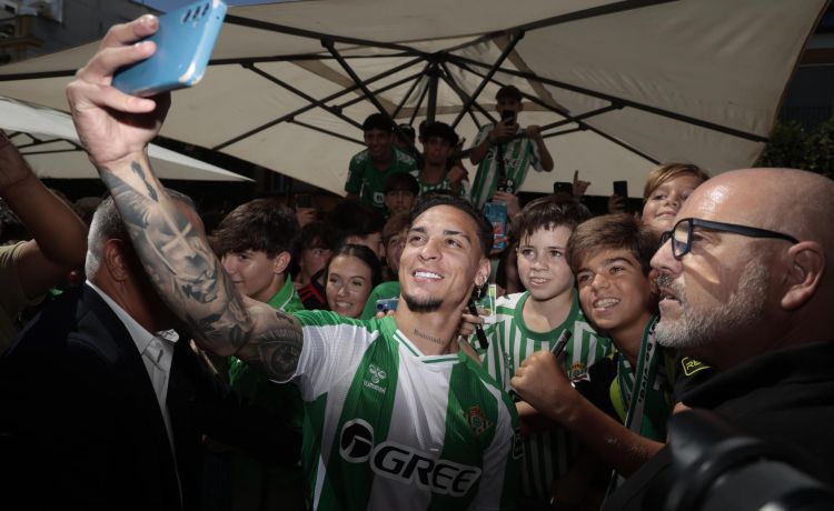 Haro, sobre Antony: «Es un jugador de talla mundial, su fichaje no es una hipoteca» Haro, sobre Antony: «Es un jugador de talla mundial, su fichaje no es una hipoteca»