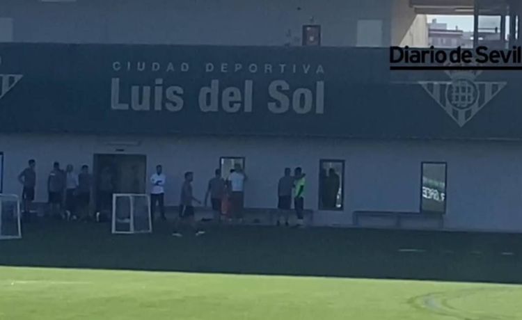 Cédric Bakambu, Manu Fajardo y Pellegrini hablan en el entrenamiento Cédric Bakambu, Manu Fajardo y Pellegrini hablan en el entrenamiento