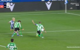 Analistas arbitrales catalogan de «penalti surrealista» el señalado en contra del Betis que supuso el empate Analistas arbitrales catalogan de «penalti surrealista» el señalado en contra del Betis que supuso el empate