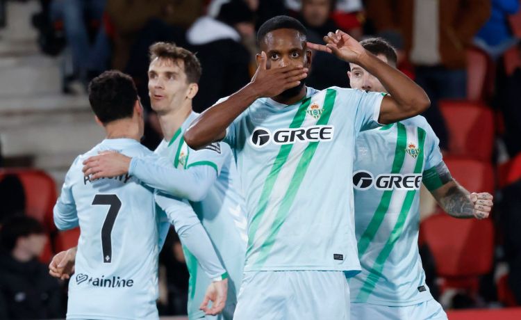 Los futbolistas que se despedirán del Betis este sábado y otros que podrían hacerlo Los futbolistas que se despedirán del Betis este sábado y otros que podrían hacerlo