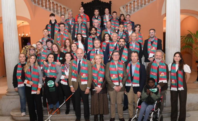 Gordillo evita coincidir con Caparrós en la foto de un acto del Ayuntamiento Gordillo evita coincidir con Caparrós en la foto de un acto del Ayuntamiento