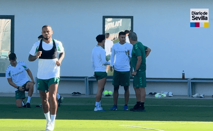 La curiosa charla de Pellegrini y Antony antes del Betis-Oporto La curiosa charla de Pellegrini y Antony antes del Betis-Oporto