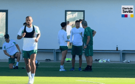 La curiosa charla de Pellegrini y Antony antes del Betis-Oporto La curiosa charla de Pellegrini y Antony antes del Betis-Oporto