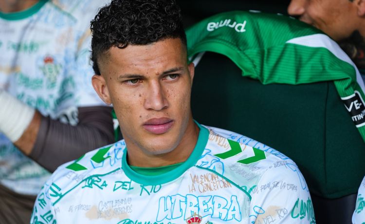Deossa, de fichaje estratégico a un futuro lleno de dudas en el Betis Deossa, de fichaje estratégico a un futuro lleno de dudas en el Betis