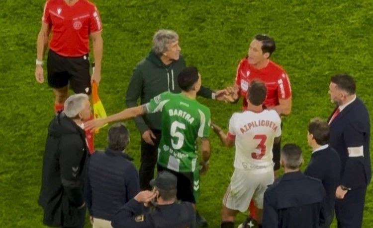 El enfado de Pellegrini con el árbitro del derbi: «No le pido más» El enfado de Pellegrini con el árbitro del derbi: «No le pido más»