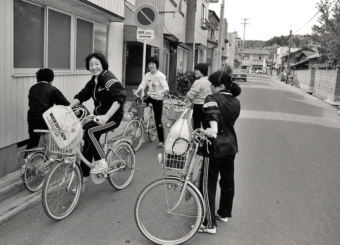 昭和54年(1979年)の志津川の風景(7)マジソンバッグと学生@サトウクリーニング 昭和54年(1979年)の志津川の風景(7)マジソンバッグと学生@サトウクリーニング