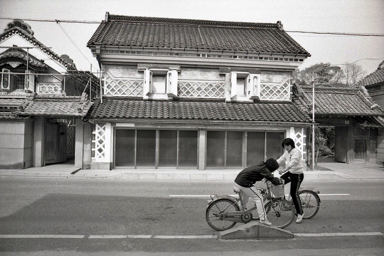 昭和54年(1979年)の志津川の風景(26)志津川のお屋敷と八幡町の蔵 昭和54年(1979年)の志津川の風景(26)志津川のお屋敷と八幡町の蔵