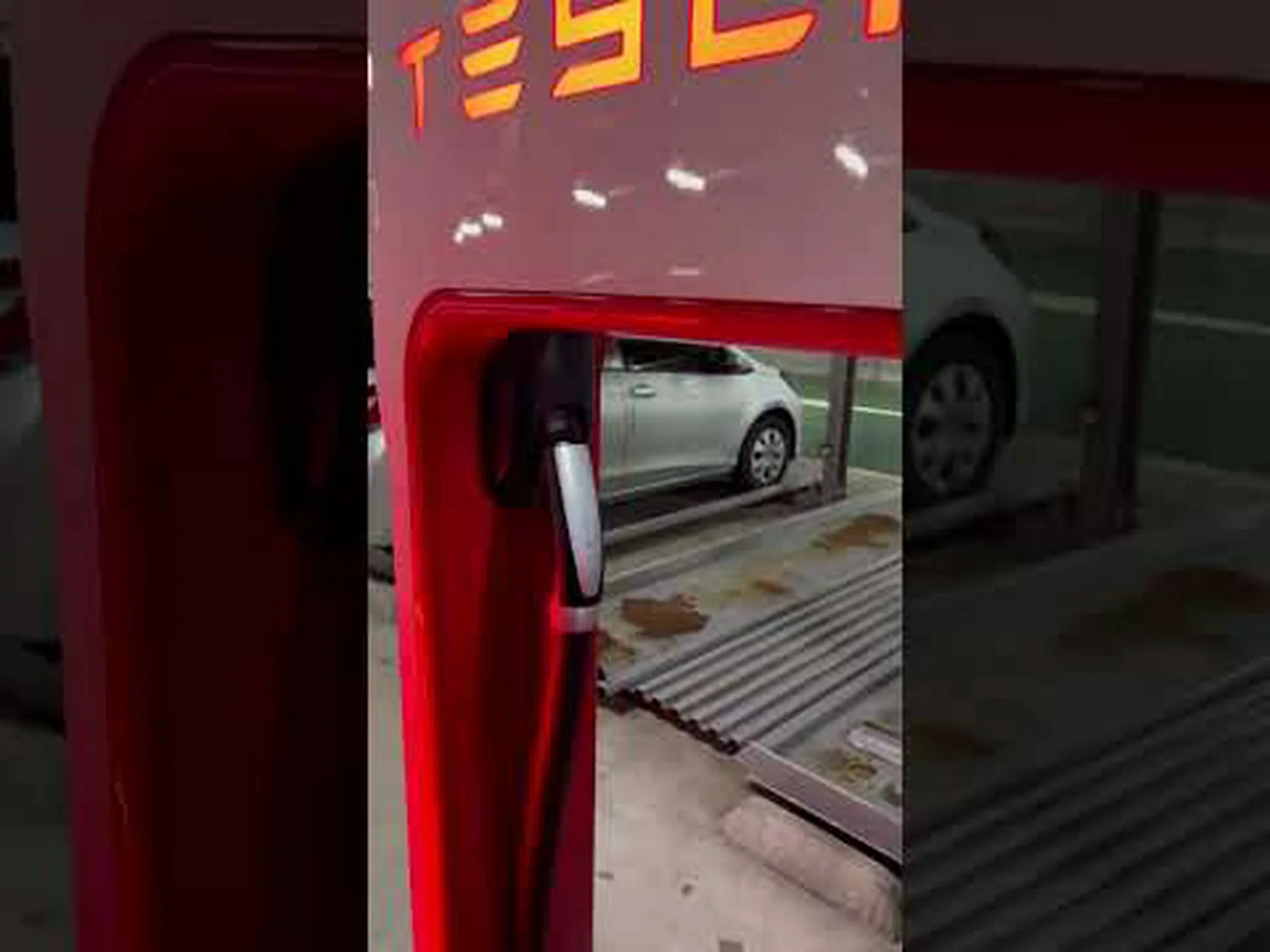 電気自動車: これがテスラがユーザーの充電を簡単にしたい方法です 電気自動車: これがテスラがユーザーの充電を簡単にしたい方法です