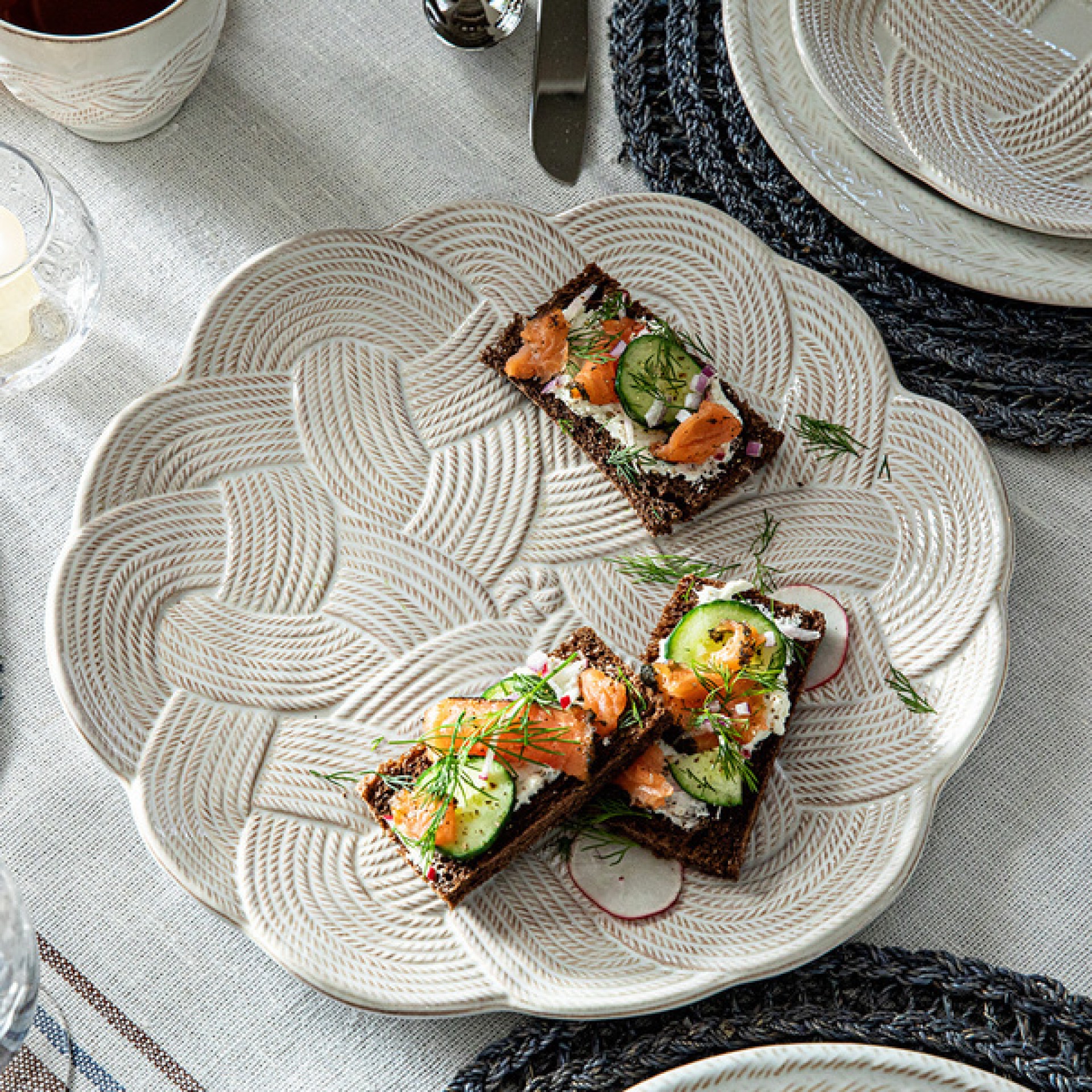 Le Panier Mystic Knot Charger/Platter - Whitewash 10 Le Panier Mystic Knot Charger/Platter - Whitewash 10